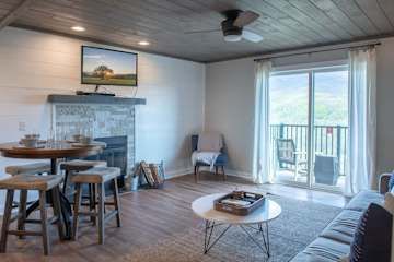 Mountain Views Sleeps 6 Indoor Pool & Hot Tub Main Image