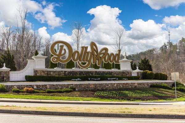 Dollywood Sign Near The Entrance Pigeon Forge